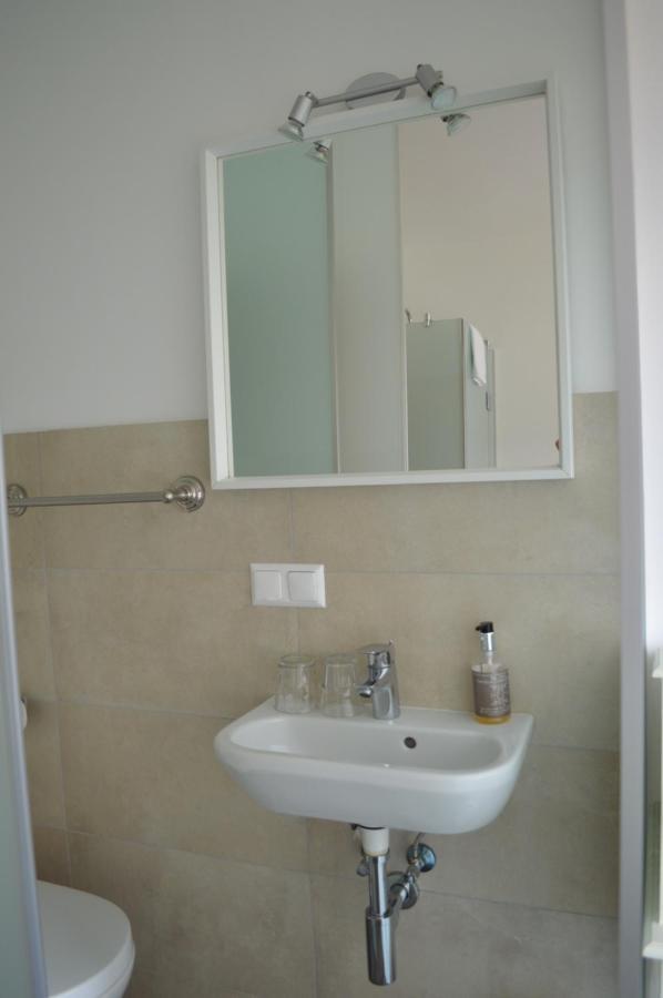 אננהיים Jaeger Guesthouse מראה חיצוני תמונה