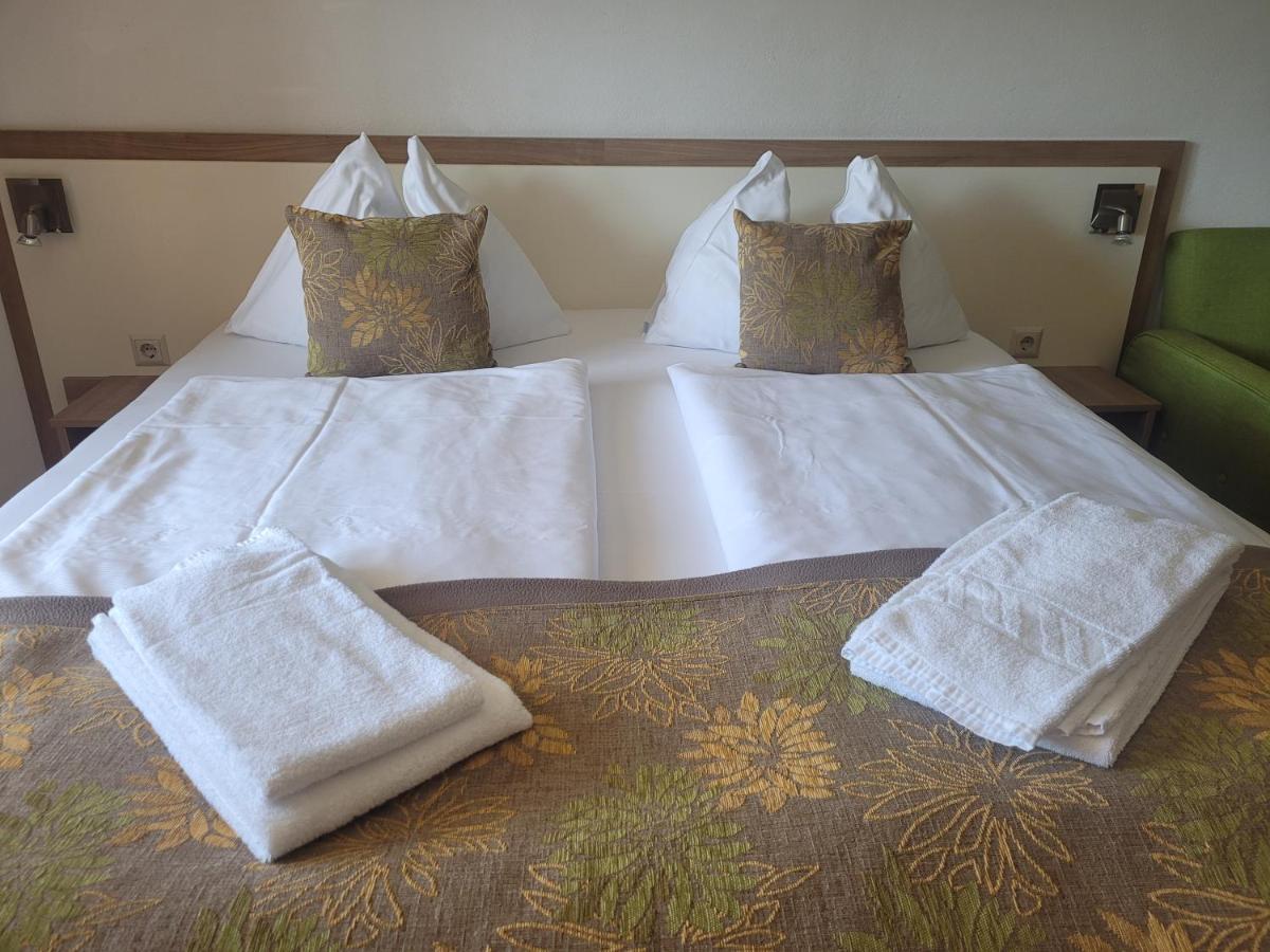 אננהיים Jaeger Guesthouse מראה חיצוני תמונה