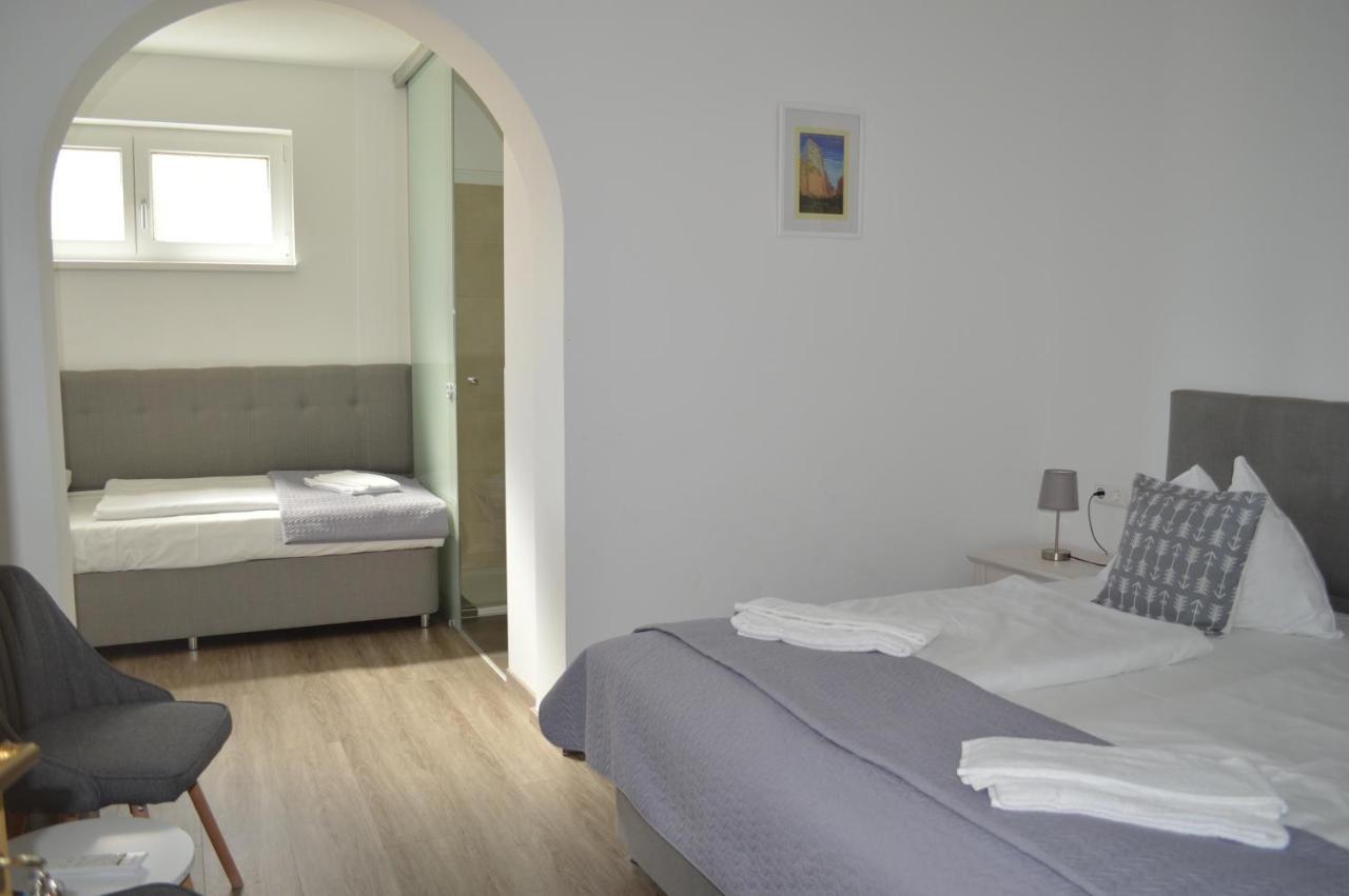 אננהיים Jaeger Guesthouse מראה חיצוני תמונה