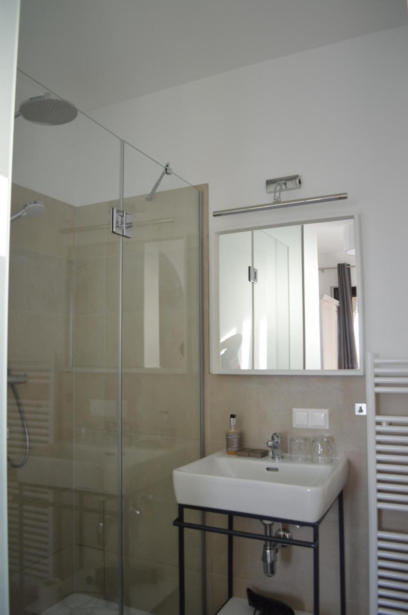 אננהיים Jaeger Guesthouse מראה חיצוני תמונה