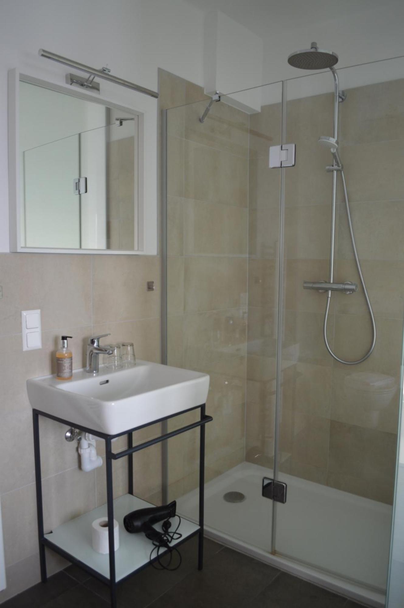 אננהיים Jaeger Guesthouse מראה חיצוני תמונה