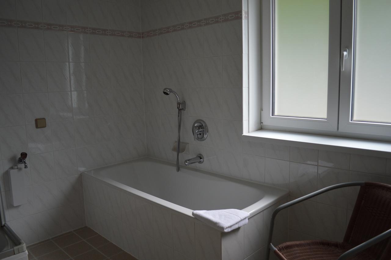 אננהיים Jaeger Guesthouse מראה חיצוני תמונה