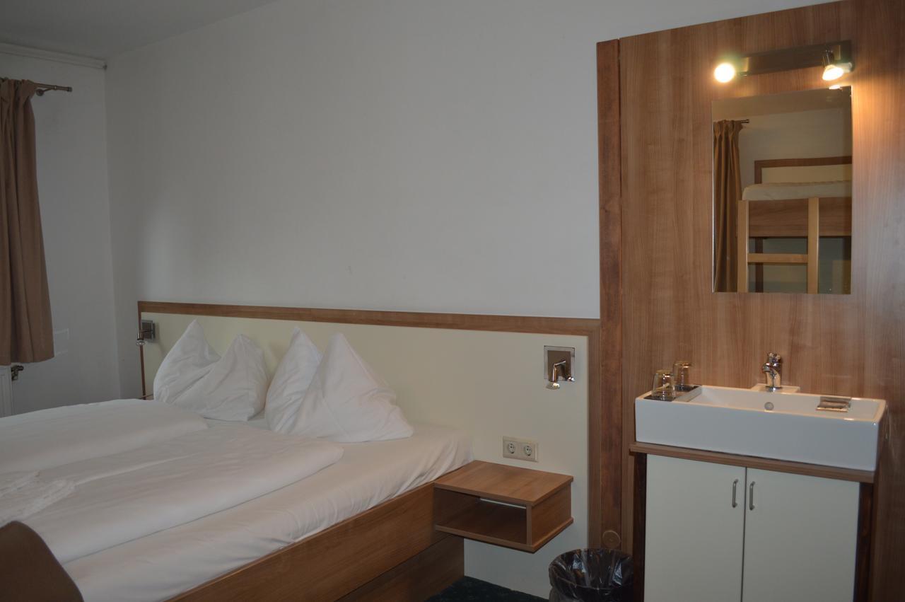 אננהיים Jaeger Guesthouse מראה חיצוני תמונה